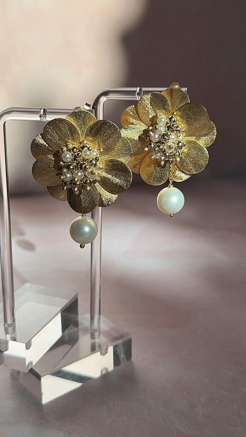 Brushed flower pearl earrings