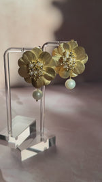 Brushed flower pearl earrings